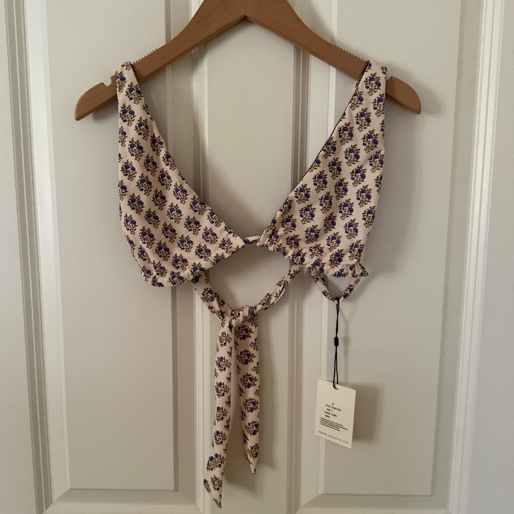 Acacia • Blake top in flora